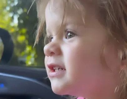 A pequena foi clicada logo após desfazer um penteado