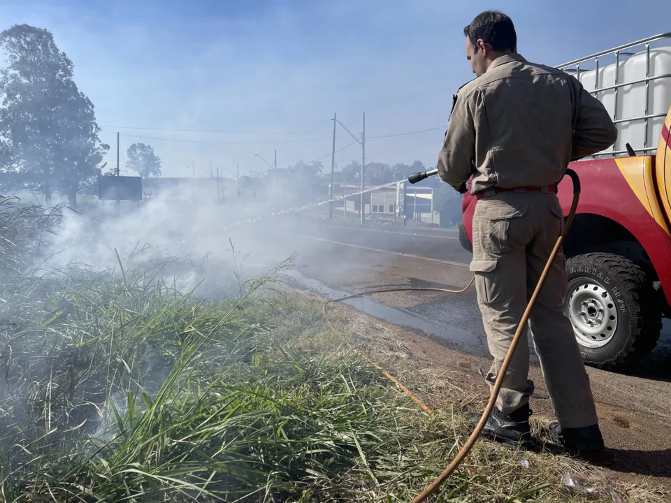 Bombeiros atenderam a ocorrência na Avenida Brasil, trecho urbano da BR-369