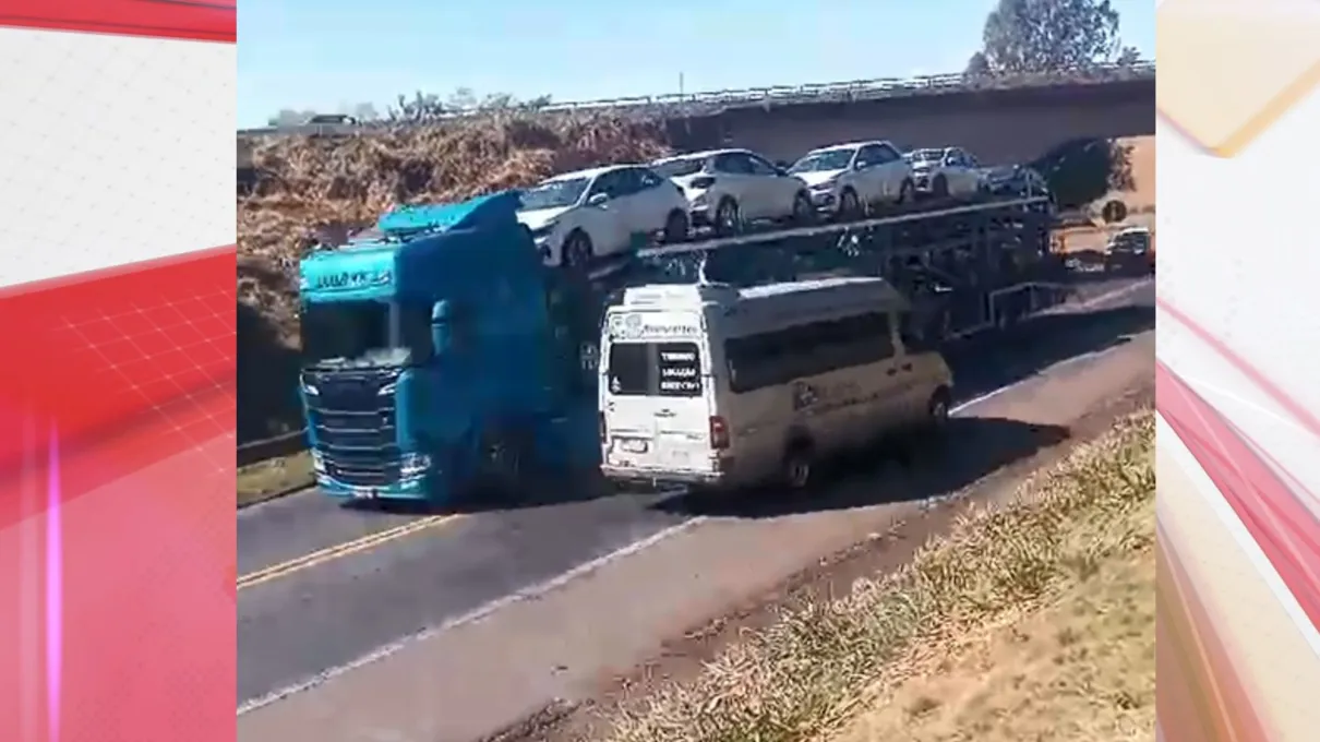 Carreta-cegonha quase bateu em dois veículos