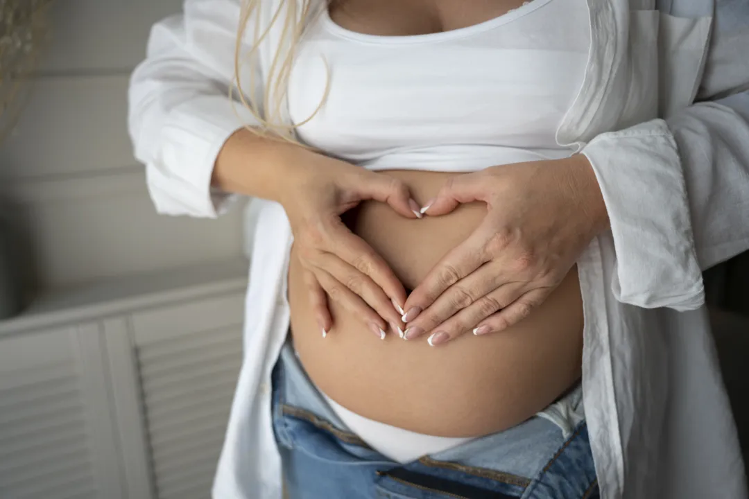 Cesáreas antecipando partos geram riscos aos bebês, diz estudo