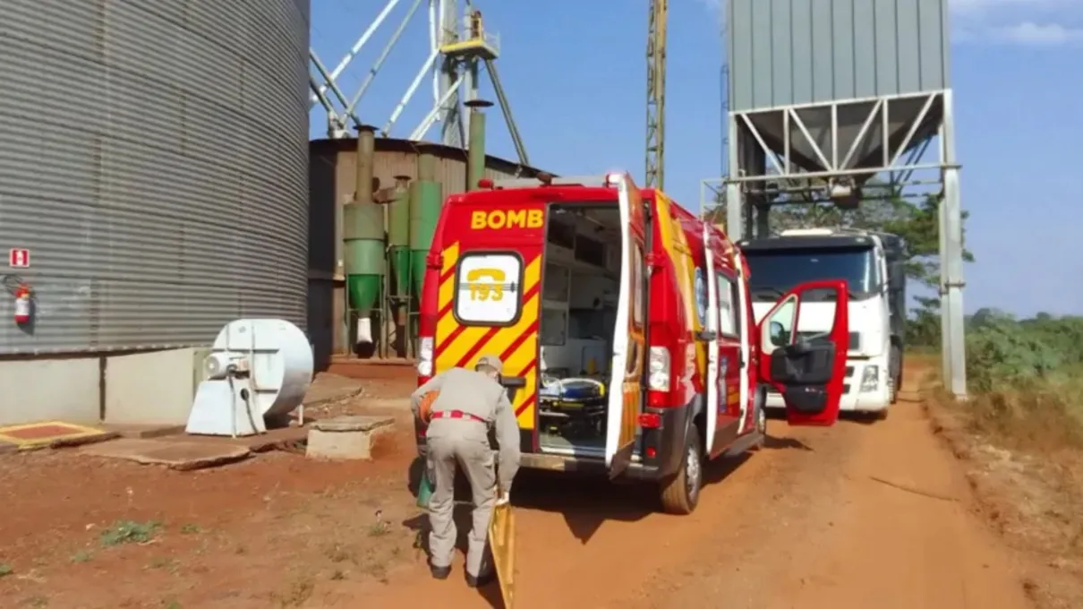 Corpo de Bombeiros de Apucarana trabalha para resgatar a vítima