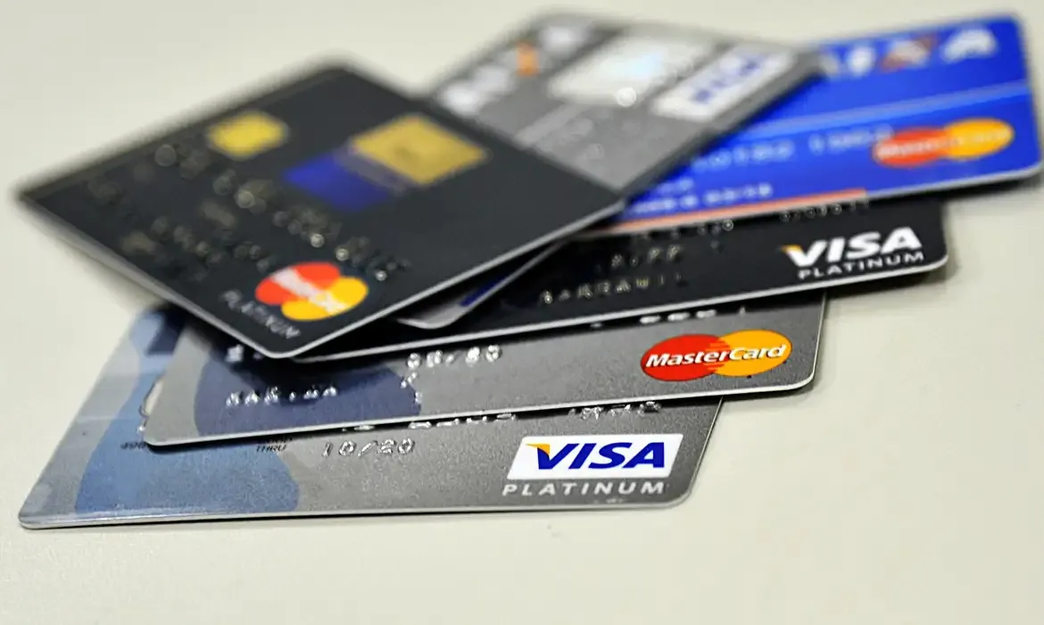 Donos de cartão de crédito poderão transferir dívida para outro banco