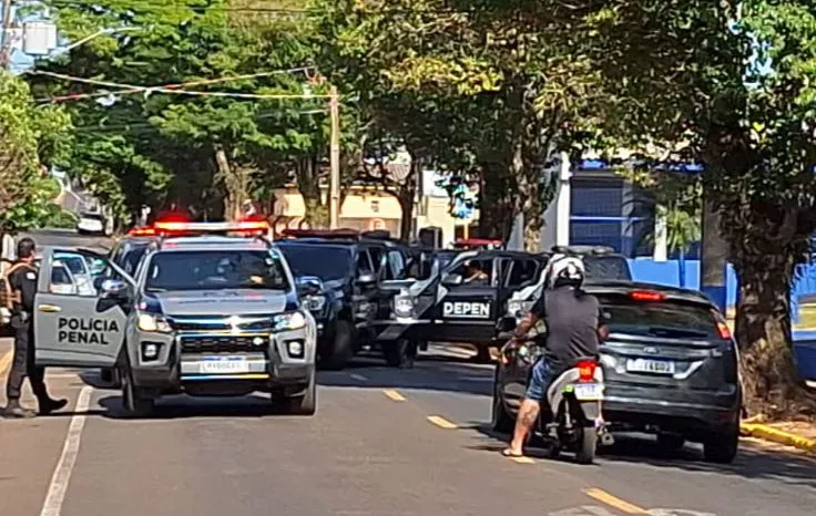 Durante a operação, a Rua Nova Ucrânia teve o trânsito interrompido