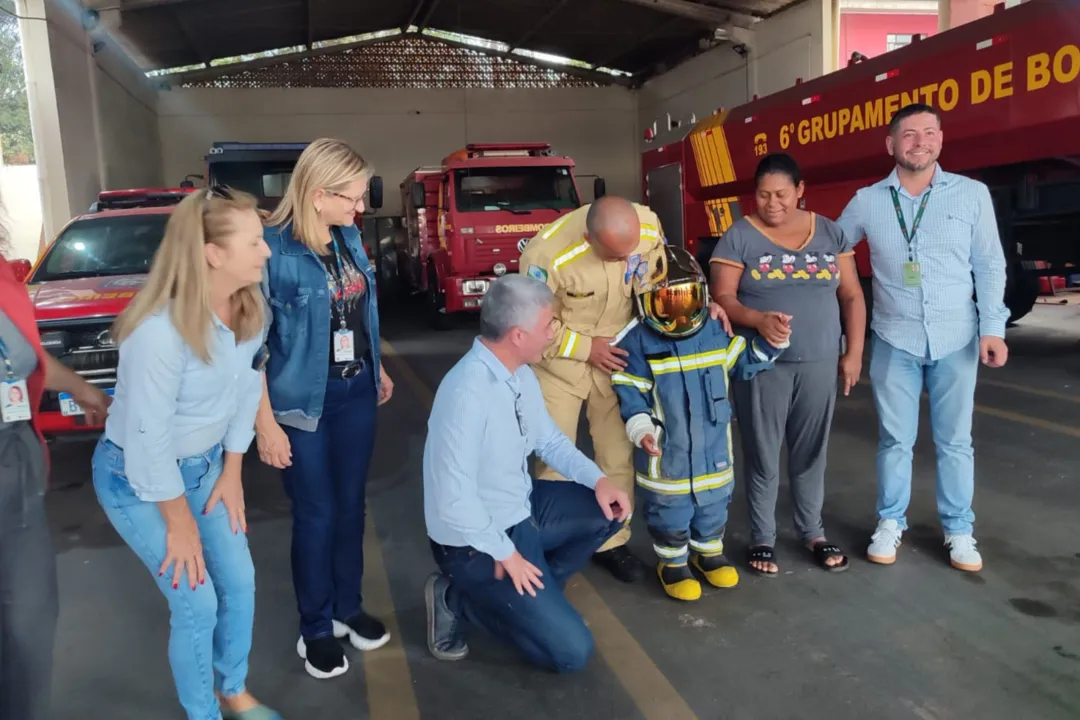 Garoto comemorou aniversário com o Corpo de Bombeiros