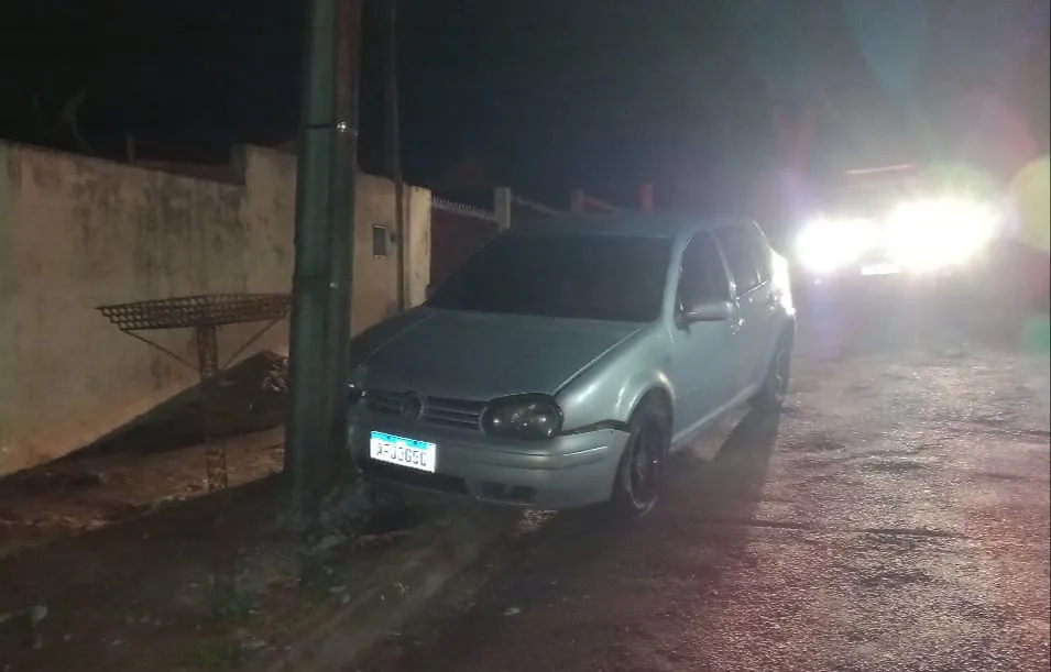 Golf bate em poste no ‘Afonso Camargo’ e bairros ficam sem energia