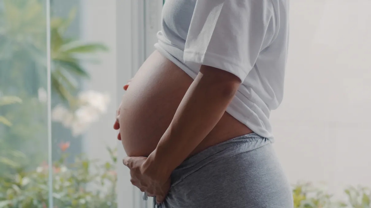 Homem comemora gravidez da esposa sem saber que filho não é dele