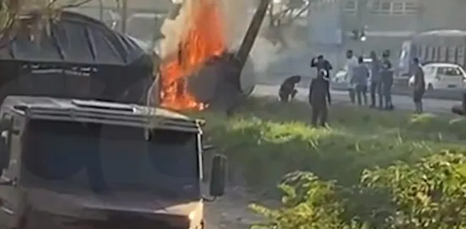 Homem  em chamas é filmado pulando de Sandero que capotou no PR