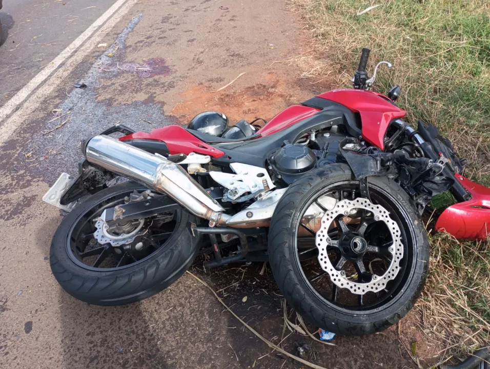 Jovens estavam em uma CB 500 que colidiu contra um carro