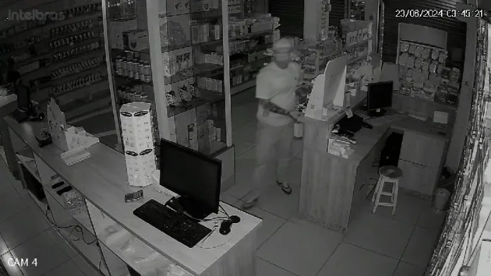 Ladrão leva dinheiro do caixa após arrombar a porta de farmácia