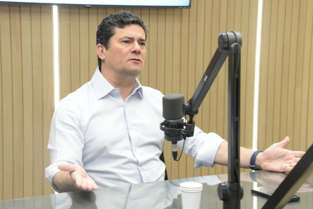 Moro concede entrevista nos estúdios da Tribuna FM