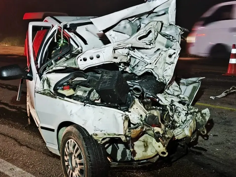 O carro ficou com a dianteira irreconhecível