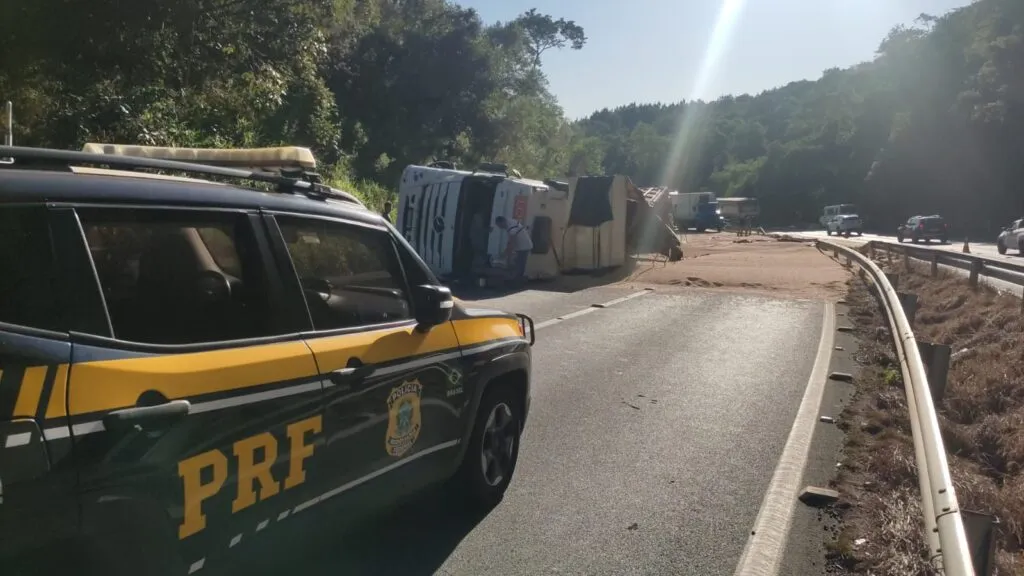 O tombamento aconteceu na manhã deste sábado (15)