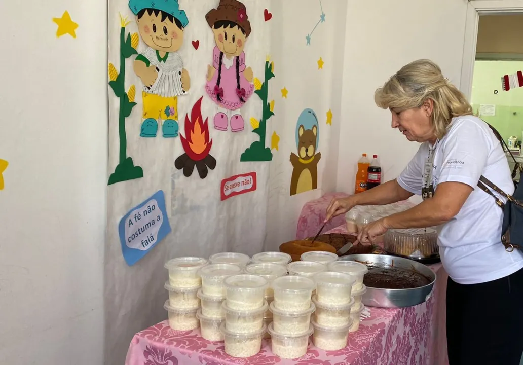 Quitutes típicos das festas juninas foram feitos pelos voluntários