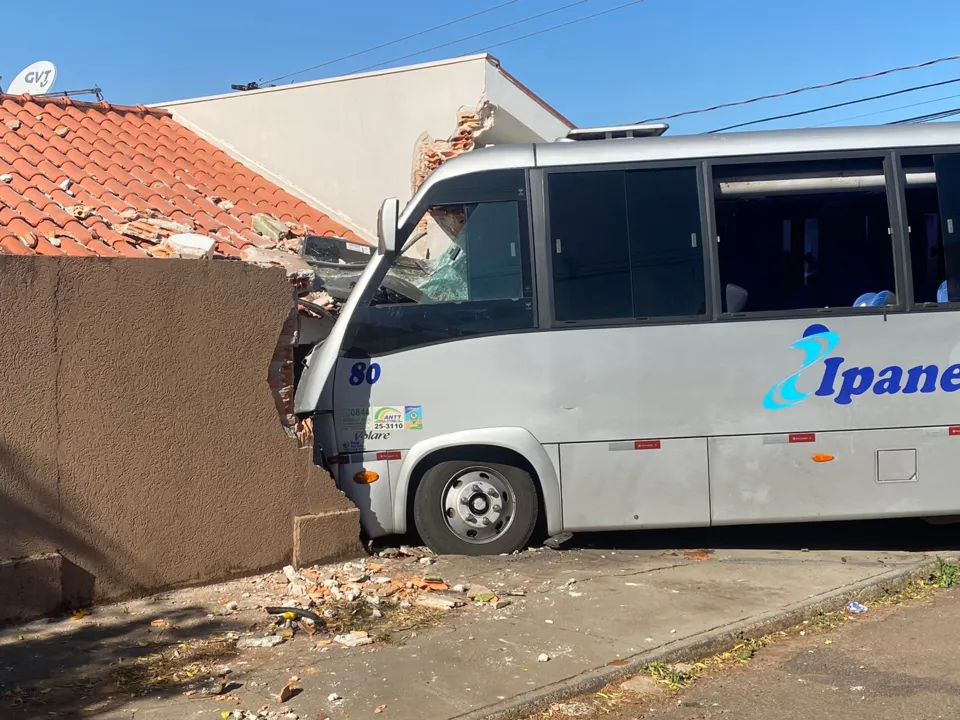 Veículo destruiu muro de residência