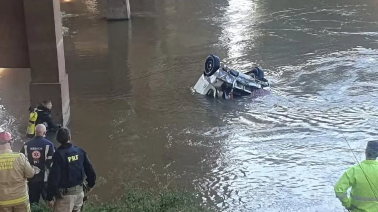 Veículo ficou submerso e a retirada levou aproximadamente 3 horas