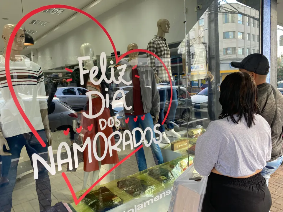 Vitrine enfeitada para atrair consumidores apaixonados