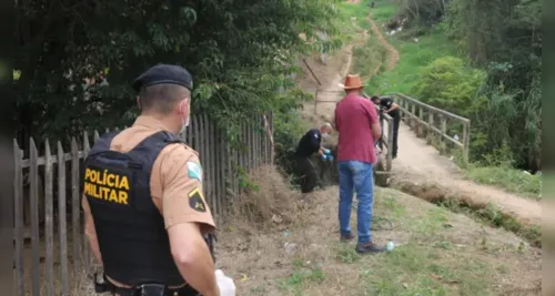 . O cadáver estava embaixo de uma ponte e foi avistado por moradores