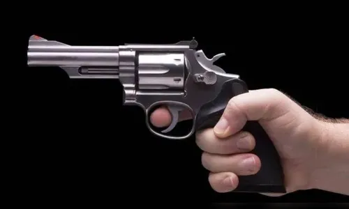 Homem é abordado pela PM em festa junina após denúncia de arma de fogo