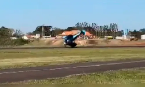 Por qual motivo avião 'deu cambalhota' durante pouso no PR? Entenda