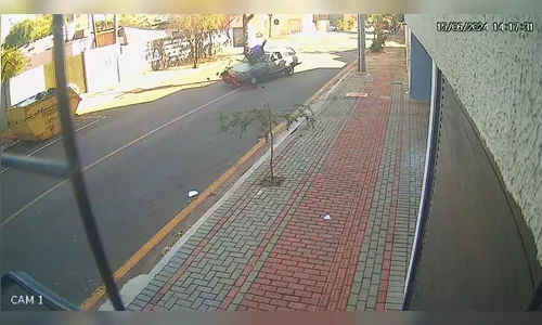 Câmera flagra motociclista sendo arremessado após colisão em Apucarana
