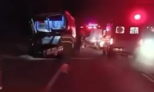 Colisão entre carreta e ônibus na BR-369 deixa vários feridos