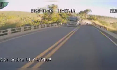 Impressionante! Câmera flagra múltipla colisão na PR-445; assista