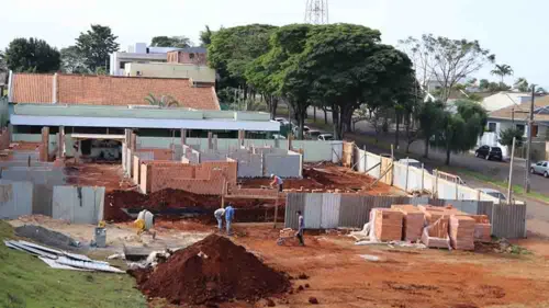 A obra é construída na na Avenida Dr. Melvis Muchiuti, próximas à Câmara de Vereadores