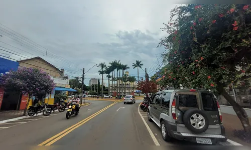 Motorista joga carro 'em cima' de motociclista e faz ameaças com arma