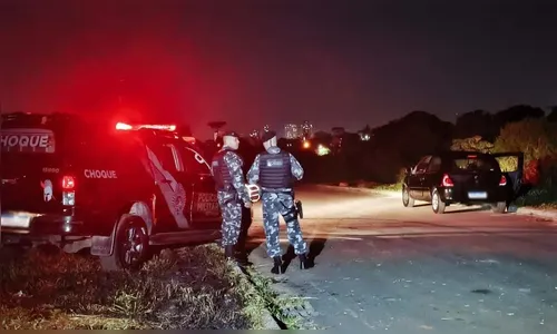 Casal em encontro amoroso se assusta ao achar corpo dentro de carro