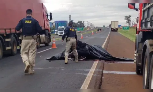 Ciclista desvia de carreta quebrada, cai na pista e morre atropelado