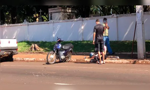 Motociclista fica ferida após acidente próximo ao cemitério