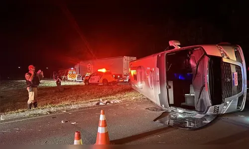 Acidente entre carro e ônibus deixa 23 pessoas feridas no Paraná