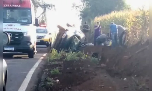 Motorista colide com caixa de drenagem na PR-650 ao desviar de animal