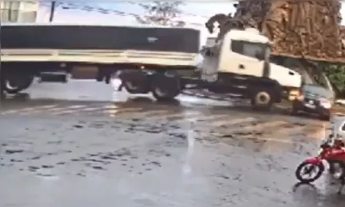 Vídeo: carreta de Apucarana arrasta carro em rotatória de Borrazópolis