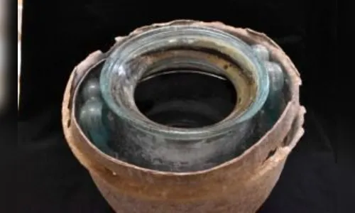 Vinho mais antigo é encontrado em urna funerária em tumba romana