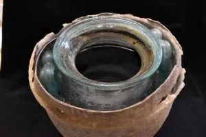 Além do vinho, a urna continha também os restos mortais cremados de um homem romano