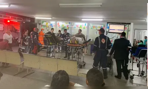 Avião faz pouso de emergência com 30 passageiros feridos a bordo