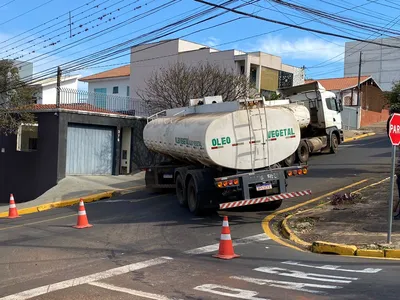 Caminhão não consegue subir a rua e interdita via em Apucarana