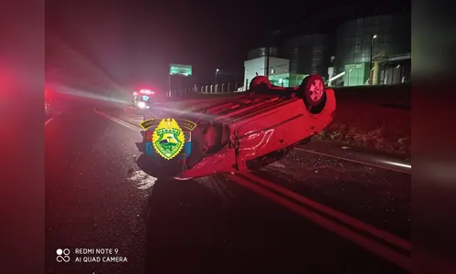 Ford Fiesta de Apucarana capota na PR-090 e motorista fica ferido