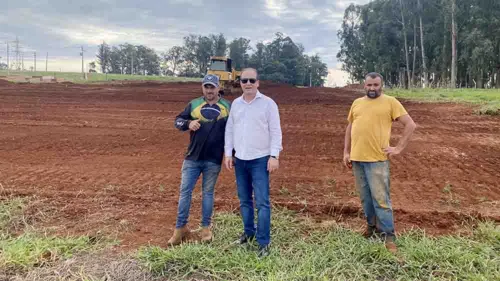 Carlos Gil visita o serviço de terraplanagem no local para o início das obras