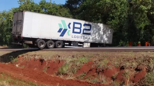 Carreta ficou cruzada na rodovia nesta sexta-feira (21)