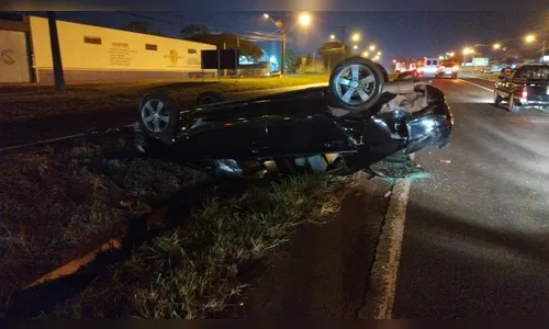 Carro capota na BR-369 em Arapongas; motorista disse que foi 'fechado'
