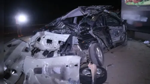 Carro da vítima ficou totalmente destruído após a colisão frontal com um caminhão