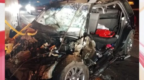 Carro ficou destruído após acidente