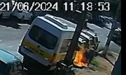 Homem ateia fogo em viatura da PM no centro de Rolândia; vídeo