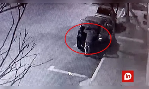 Pelo porta-malas! Câmera flagra furto de Volkswagen Gol em Apucarana