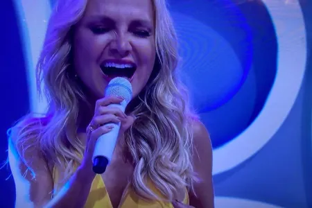 Emocionada, Eliana canta com Daniel em despedida do SBT