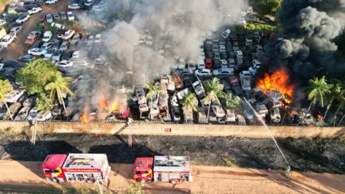 Equipes do Corpo de Bombeiros ainda combatem o incêndio. Ninguém ficou ferido.