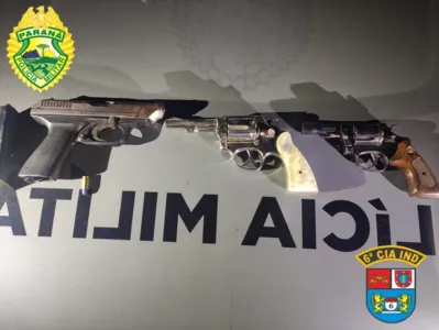 Foram apreendidas uma pistola Heckler calibre 9mm com 10 munições intactas, dois revólveres Taurus calibre 38 com seis munições.