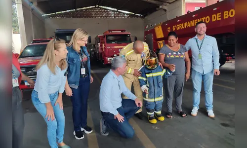 Com seus heróis, menino comemora 7 anos no Corpo de Bombeiros